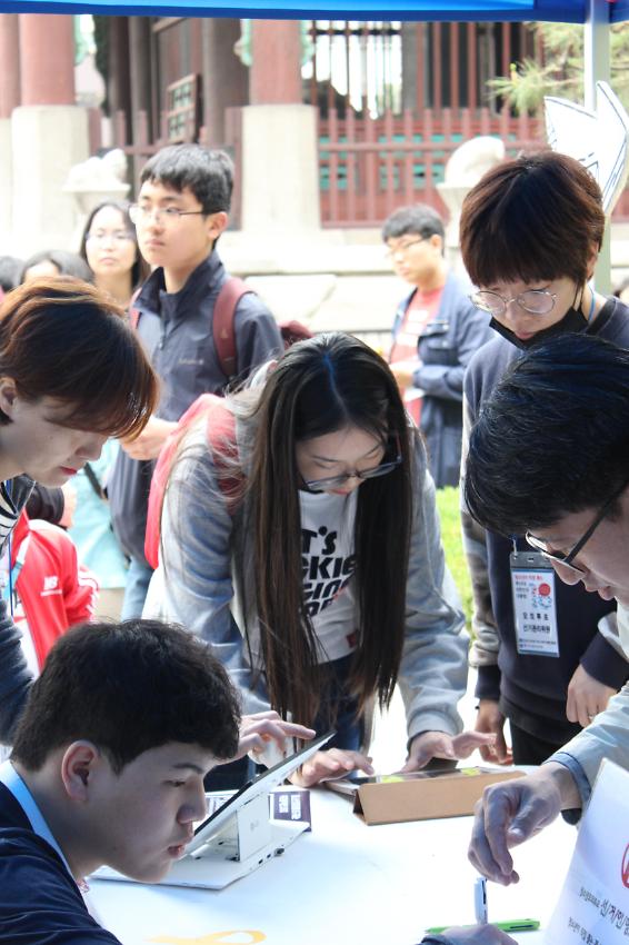 청소년이 직접 뽑는 제19대 대한민국 대통령 청소년 모의 투표소 사진