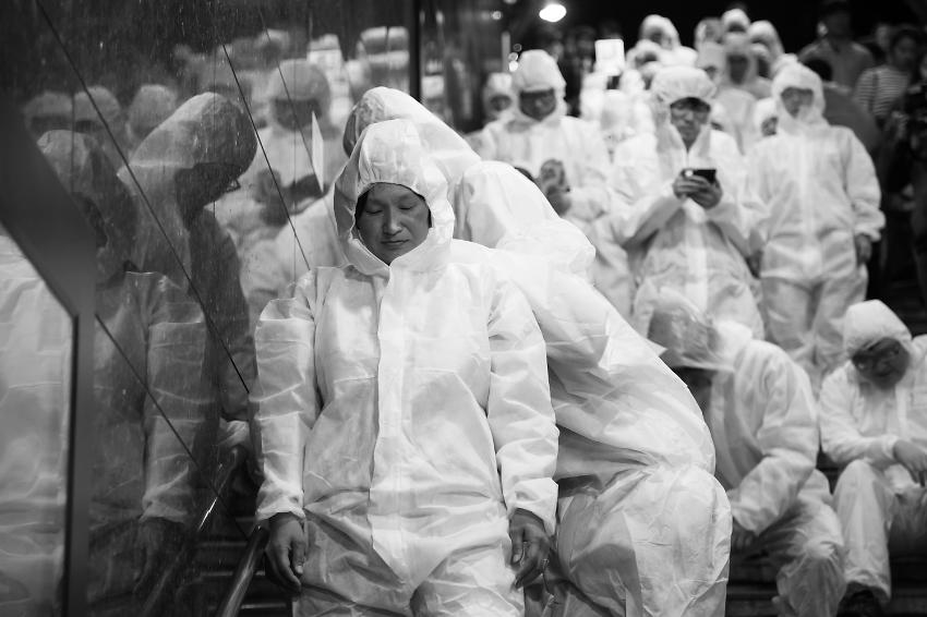 방진복 퍼포먼스 사진