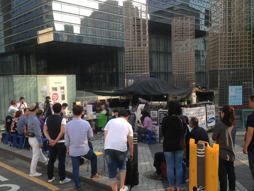 국제노총 사무총장 반올림 시위현장 방문 사진