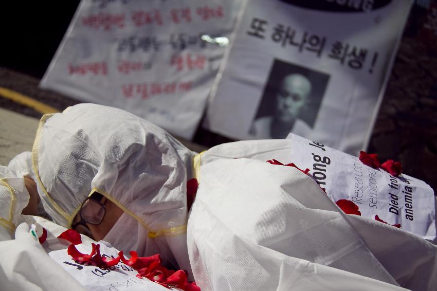 방진복 퍼포먼스 사진