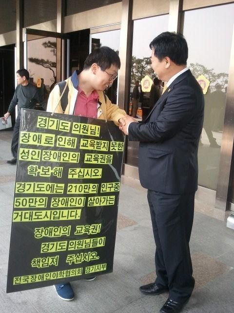 2011년 경기도청과 수원역 천막농성 사진